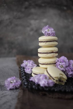 Çikolata dolgulu bahar çiçekleri ile süslenmiş sarı macaroons