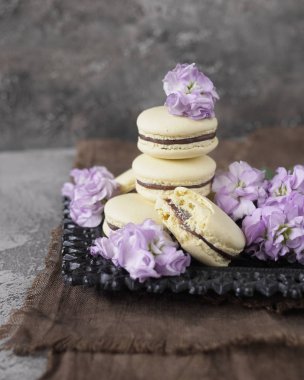 Çikolata dolgulu bahar çiçekleri ile süslenmiş sarı macaroons