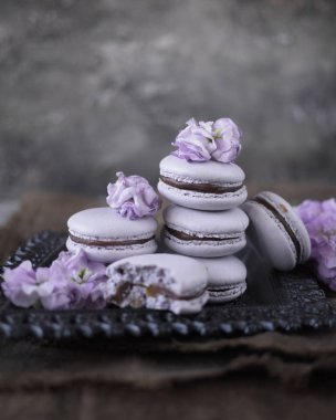 Bahar çiçekleri ile süslenmiş Çikolata dolgulu leylak macaroons
