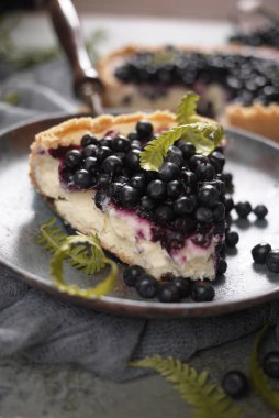 Bir parçası cheesecake vintage plaka üzerinde taze yaban mersini ile