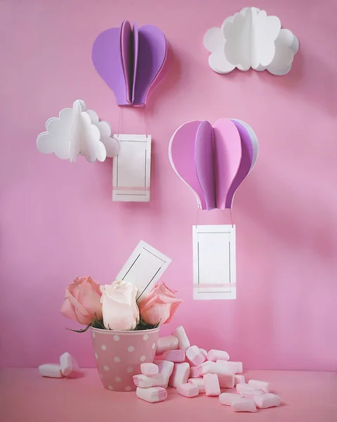 Globos Papel Vívidos Con Postales Para Escribir Sobre Fondo Rosa —  Fotos de Stock