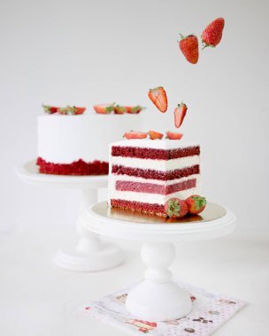 Parça çilek uçan ile kırmızı bisküvi pastası