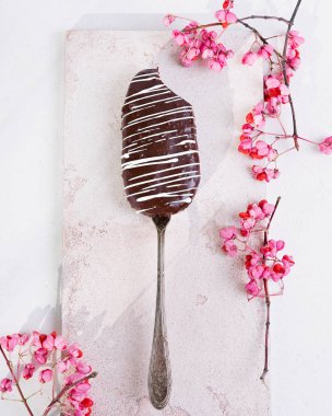 Çikolatalı kek pop ve pembe çiçekler