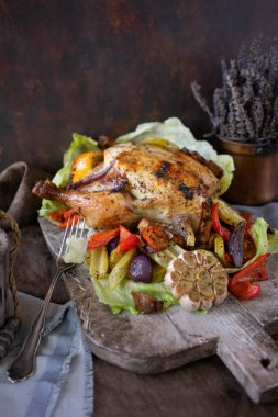 Fırında tavuk otlar ve vintage ahşap stand sebze salatası ile ev yapımı