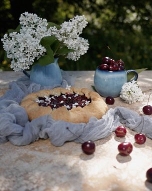 taze çilek ve kiraz ve beyaz çiçekler hafif bir arka plan bisküvi hamuru. Country tarzı. Yaz ruh hali