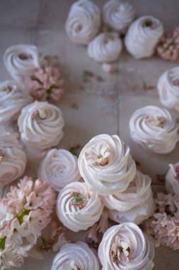 Rus marshmallow veya bezeler ve seramik arka plan üzerinde bahar çiçekleri. eski şık tarzı 