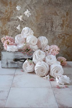 Rus marshmallows veya meringues vintage ahşap kutusunda. Uçan bahar çiçekleri