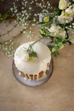 Beyaz bahar çiçekleri ile süslenmiş Paskalya kek