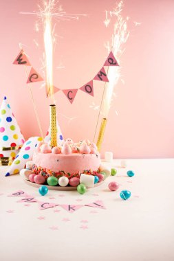 Renk sprinkles ve havai fişekleri ile parti pasta. Hoş geldiniz sırt kavramı