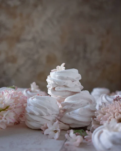 Rosyjski Marshmallows Lub Bezy Różowe Pastelowe Kwiaty Kopiuj Przestrzeń Shabby — Zdjęcie stockowe