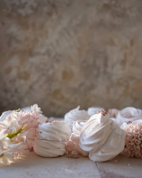 Malvaviscos Rusos Merengues Flores Rosadas Pastel Copiar Espacio Estilo Chic —  Fotos de Stock