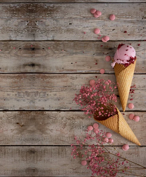 Creamy raspberry ice cream with raspberry berries and pink flowers on light old fashioned background. Top view — Stock Photo, Image