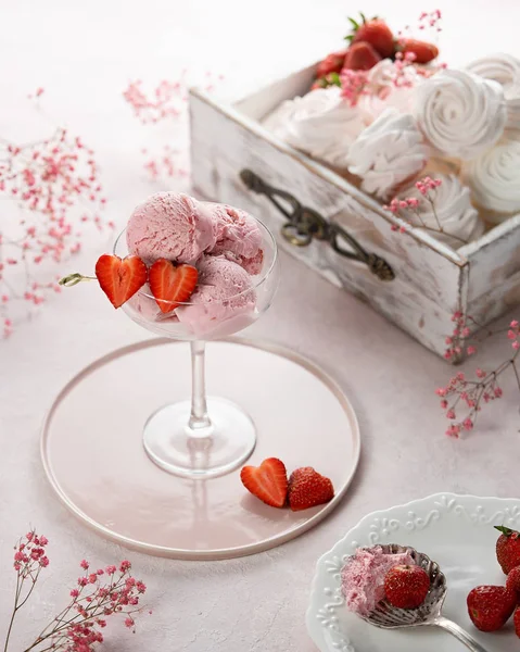 Deliciosas cucharadas de helado de fresa con fresas frescas en la mesa de color rosa claro. Caja de madera vintage y cuchara —  Fotos de Stock