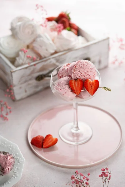 Deliciosas cucharadas de helado de fresa con fresas frescas en la mesa de color rosa claro. Caja de madera vintage y cuchara —  Fotos de Stock