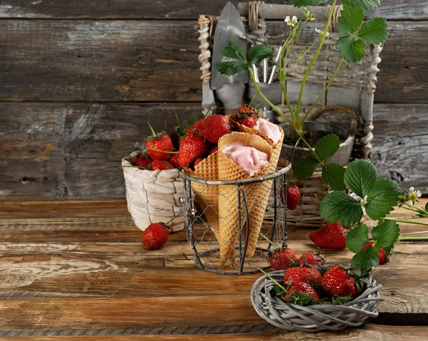 Strawberry Ice Cream Waffle Cones Vintage Wicker Mug Surrounded Strawberry — Stock Photo, Image