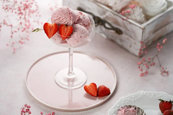 Deliciosas cucharadas de helado de fresa con fresas frescas Fotos de stock