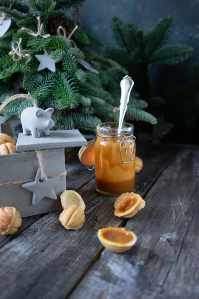 Decoraciones Navideñas Cemento Galletas Forma Nuez Rellenas Caramelo Salado Estilo — Foto de Stock