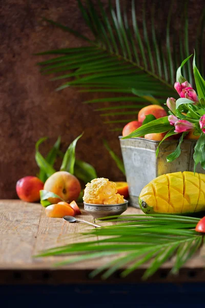 Fresh Delicious Peach Mango Metal Basket Ingredients Tropical Fruit Smoothie — Stock Photo, Image