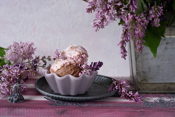 Copas Helado Chocolate Lila Una Taza Cerámica Una Bandeja Madera Imagen de stock