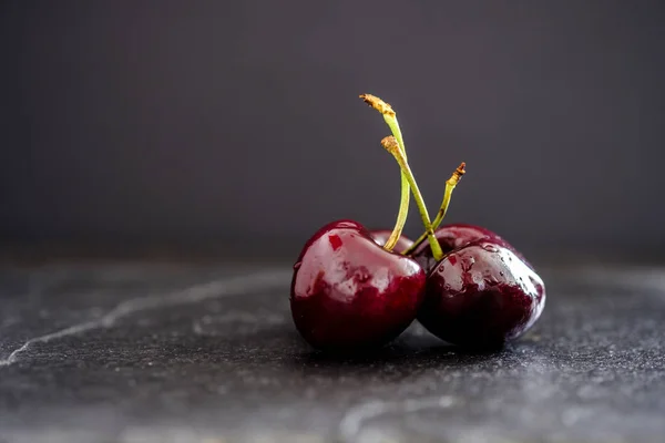 Tres Jugosas Cerezas Rojas Oscuras Maduras Superficie Pizarra Sobre Fondo Fotos de stock libres de derechos