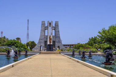 Accra, Gana - 11 Nisan 2018: Süslü mermer Türbesi ile Kwame Nkrumah Memorial Park ve altın heykelini Ganalı Başkan ve su çeşmeler için
