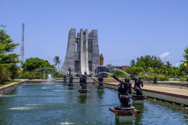 Accra, Gana - 11 Nisan 2018: Kwame Nkrumah Memorial Park'a mermer Türbesi ve Ganalı başkanın altın heykelini su pınarlarına bakarak