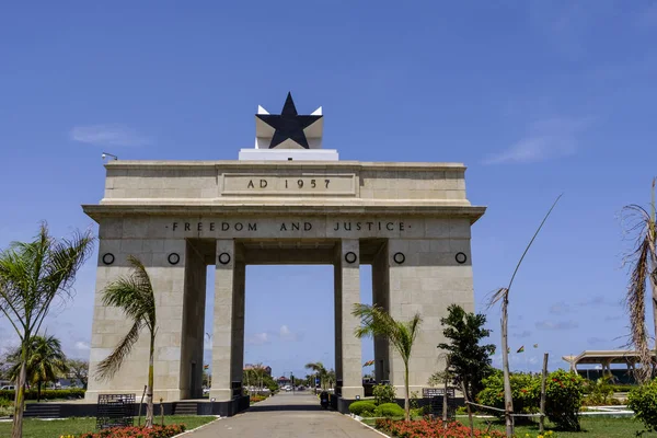 Accra, Gana - 11 Nisan 2018: Güzel kemer Black Star Gate anıtın, Bağımsızlık Meydanı, pek çok ulusal kutlamaları için mekan parçası