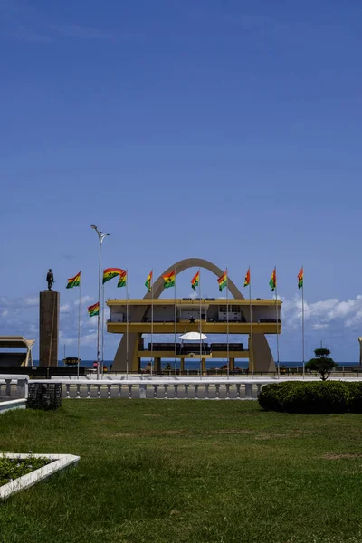 Accra, Gana - 11 Nisan 2018: heykel, bağımsızlık Arch ve Gana Accra Bağımsızlık Meydanı, bağımsızlık günü geçit törenleri ve ulusal kutlamaları sitenin bayrakları doğru seyir