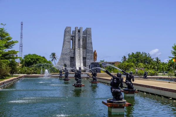 Accra, Gana - 11 Nisan 2018: Kwame Nkrumah Memorial Park'a mermer Türbesi ve Ganalı başkanın altın heykelini su pınarlarına bakarak