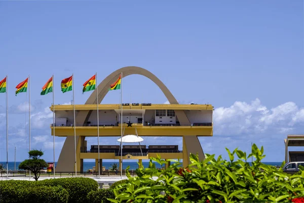 Accra, Gana - 11 Nisan 2018: Siyah yıldız kare. Bağımsızlık Arch ve Gana Accra'nın Bağımsızlık Meydanı, bağımsızlık günü geçit törenleri ve ulusal kutlamaları sitenin bayrakları