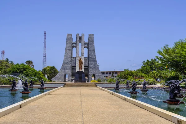 アクラ ガーナ 2018 華やかな大理石の霊廟でクワメ エンクルマ記念公園とガーナ大統領と水の噴水に金の像 ストック画像