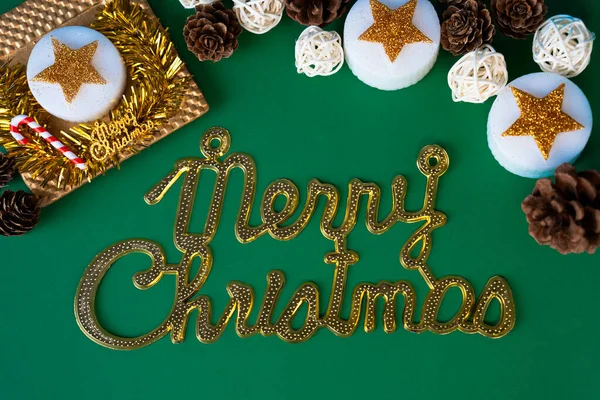 Süslü mumları, kozalakları ve şenlikli süsleri olan, kartlar, sosyal postalar ve mevsimlik tasarımları olan mutlu noel tabelası düz yatıyordu..