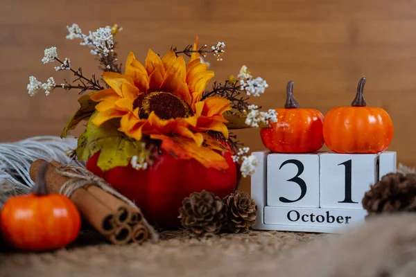 Kabaklı mevsimlik dekorlar, portakal çiçekleri, rustik aksesuarlar, ve 31 Ekim tahta blok takvimi, sonbahar esinlenilmiş fotoğraf. 