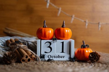 Cadılar Bayramı temalı balkabakları, kırsal ipler ve mevsimlik tasarımlar için 31 Ekim tahta blok takvimi. 