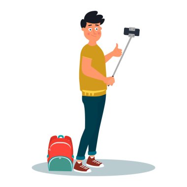 Sırt çantalı gülümseyen genç adam akıllı telefonuyla selfie çekiyor. Çizgi film tarzında beyaz arkaplan üzerine vektör illüstrasyonu