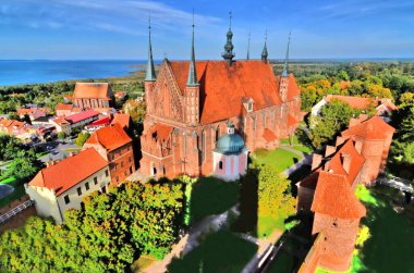 Polonya 'nın Frombork kentindeki katedral tahkimatları ve katedrallerden oluşan bir tepe üzerindeki katedral kompleksi.                               