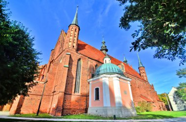 Polonya 'nın Frombork kentindeki katedral tahkimatları ve katedrallerden oluşan bir tepe üzerindeki katedral kompleksi.                               
