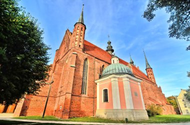 Polonya 'nın Frombork kentindeki katedral tahkimatları ve katedrallerden oluşan bir tepe üzerindeki katedral kompleksi.                               