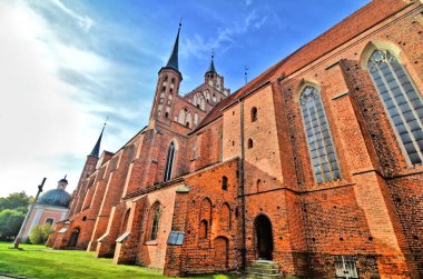 Polonya 'nın Frombork kentindeki katedral tahkimatları ve katedrallerden oluşan bir tepe üzerindeki katedral kompleksi.                               