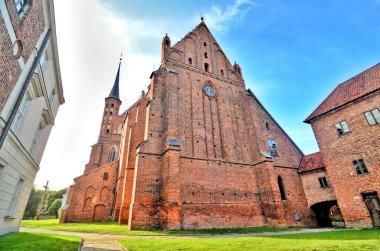 Polonya 'nın Frombork kentindeki katedral tahkimatları ve katedrallerden oluşan bir tepe üzerindeki katedral kompleksi.                               
