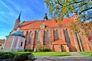 Polonya 'nın Frombork kentindeki katedral tahkimatları ve katedrallerden oluşan bir tepe üzerindeki katedral kompleksi.                               