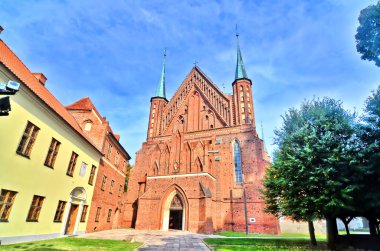 Polonya 'nın Frombork kentindeki katedral tahkimatları ve katedrallerden oluşan bir tepe üzerindeki katedral kompleksi.                               