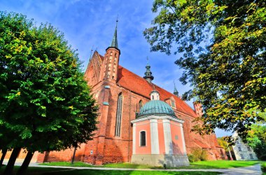 Polonya 'nın Frombork kentindeki katedral tahkimatları ve katedrallerden oluşan bir tepe üzerindeki katedral kompleksi.                               