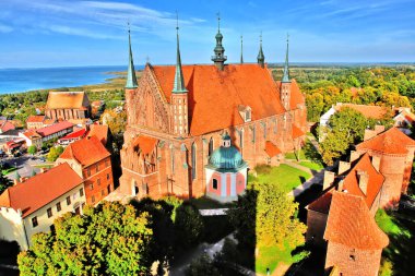 Polonya 'nın Frombork kentindeki katedral tahkimatları ve katedrallerden oluşan bir tepe üzerindeki katedral kompleksi.                               