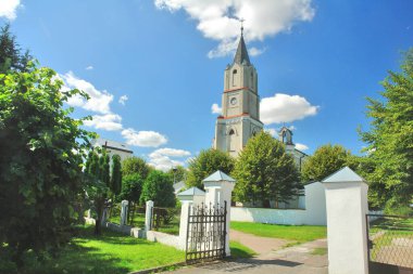 Kutsal Bakire Meryem 'in Doğuşu Kilisesi. Polonya' nın Zamo-Lubaczw piskoposluğunun Hrubieszw-Poudnie dekanlığına ait Kryw şehrindeki Roma Katolik kilisesi.                               