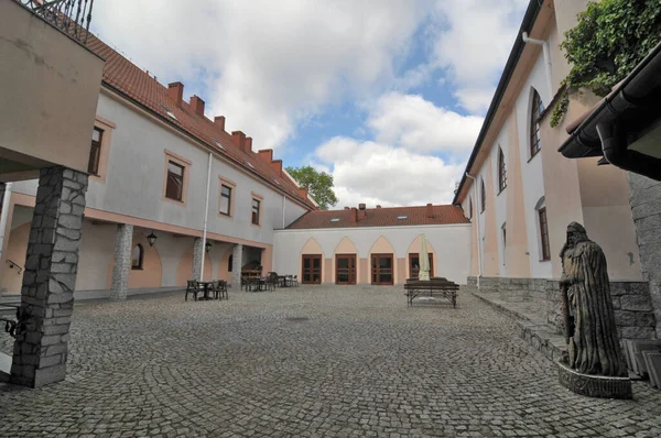 Gostynin Kalesi, Polonya 'nın Skrwa Lewa Nehri üzerindeki bir tepede yer almaktadır.