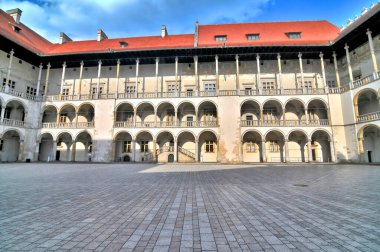 Krakow, Polonya 'daki Wawel Kraliyet Kalesi' nin Rönesans avlusu.                               