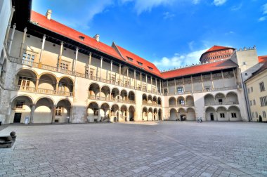 Krakow, Polonya 'daki Wawel Kraliyet Kalesi' nin Rönesans avlusu.                               