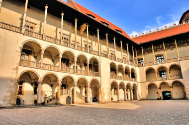 Krakow, Polonya 'daki Wawel Kraliyet Kalesi' nin Rönesans avlusu.                               