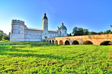 Polonya 'nın Krasiczyn köyündeki Rönesans Krasiczyn Kalesi                              